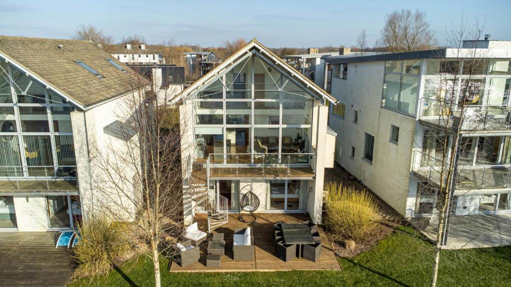 Lakeside property with spa access on a nature reserve Owls Hoot HM69, Somerford Keynes