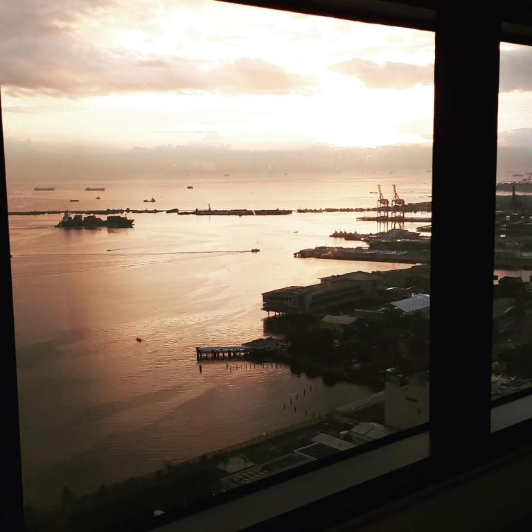 Roxas Blvd Stunning Studio Condo Near US Embassy photo