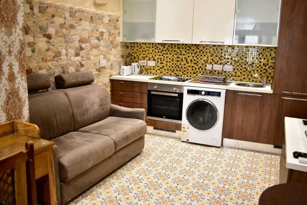 City centre Pied-à-Terre near food market and walking distance to bus terminus, Valletta