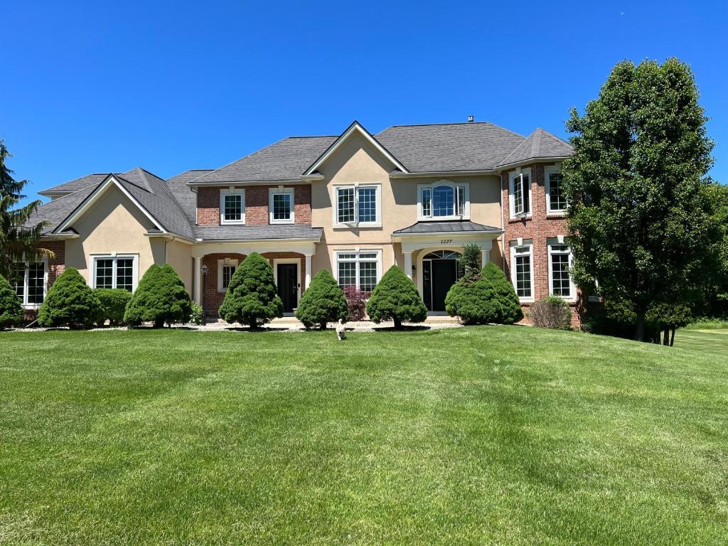 RED FOX RUN HIDEAWAY, Victor