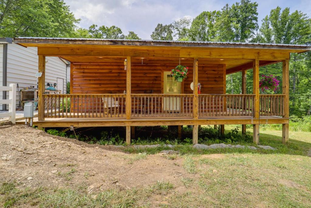 Newland Cabin with Porch Walk to Linville Falls!