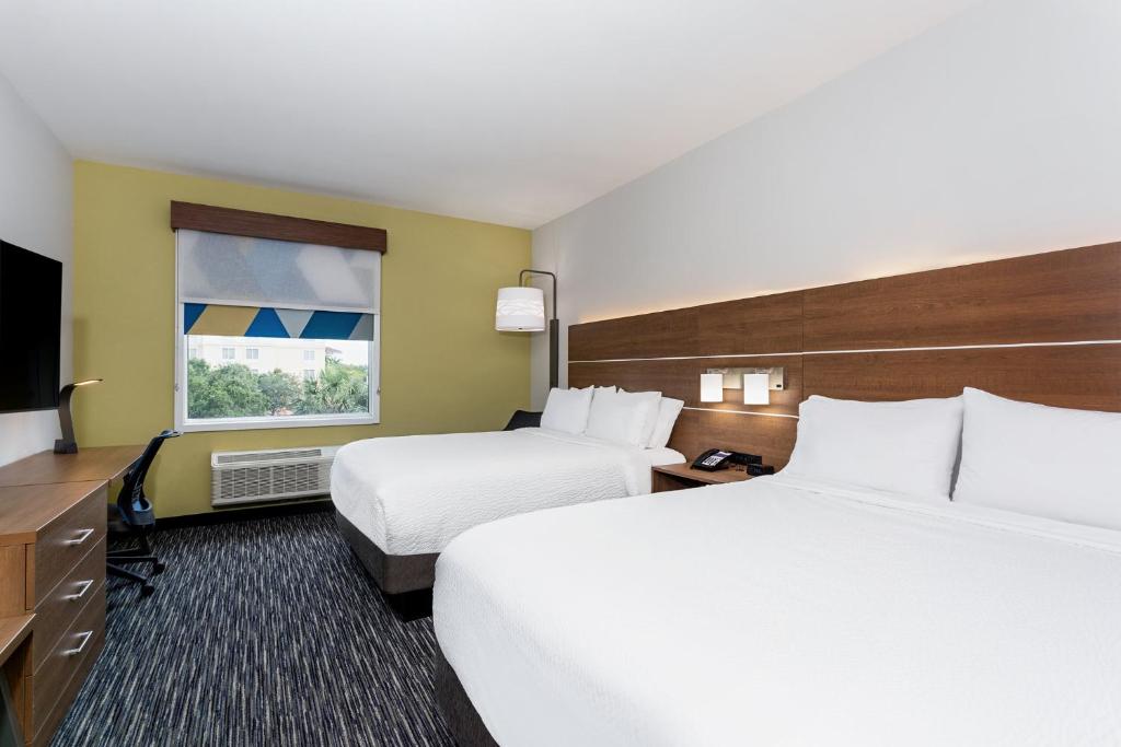 Holiday Inn Express And Suites Miramar photo