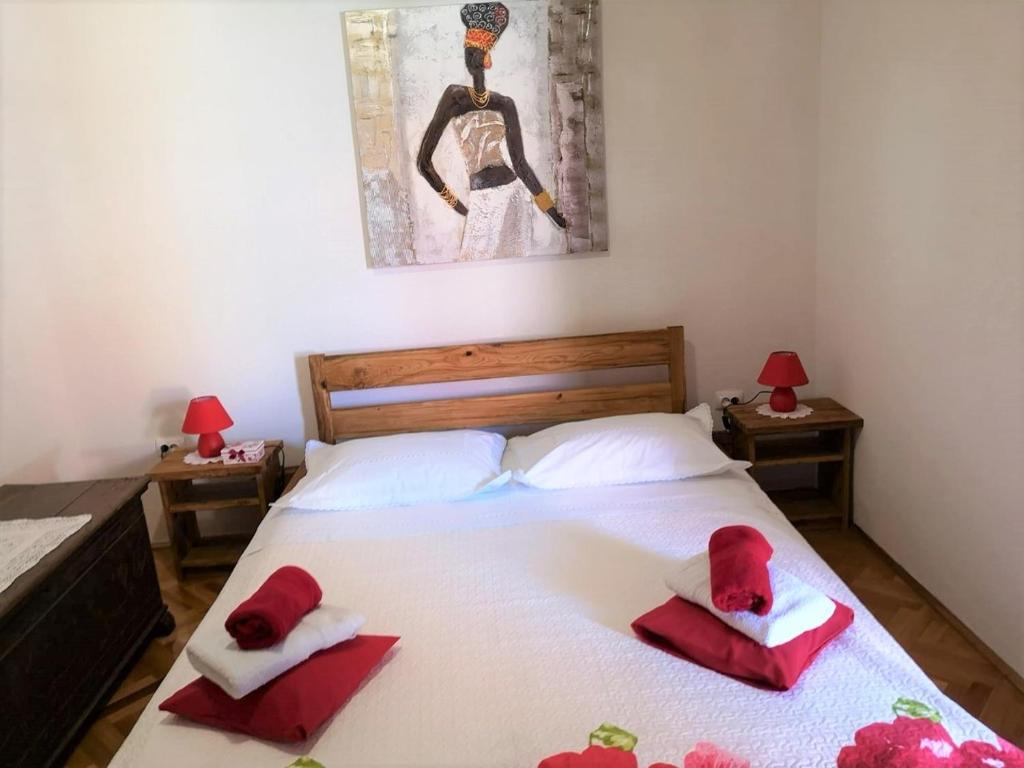 Apartment Lore, Primošten