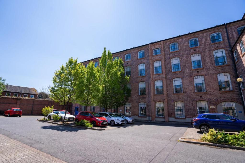 Ensuite Bedrooms with Shared Kitchen and Apartments at Simpsons Hall in Nottingham, Nottingham