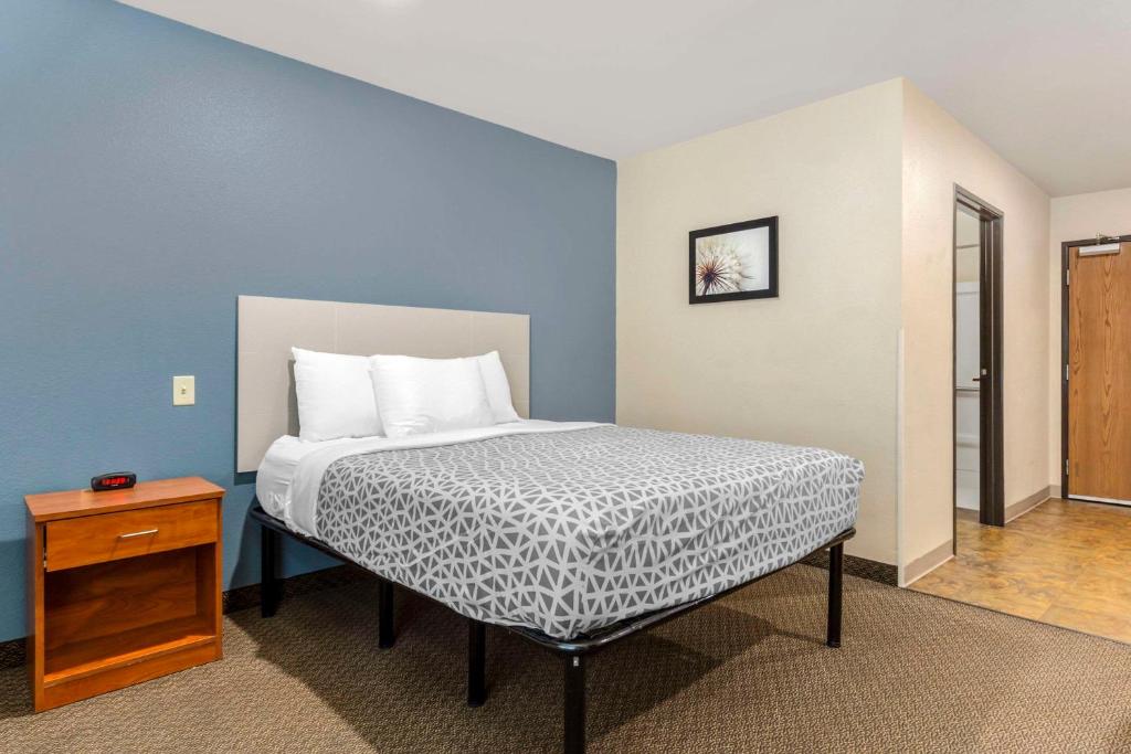 WoodSpring Suites Raleigh Garner photo