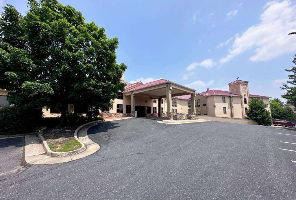 Wingate by Wyndham Waynesboro photo
