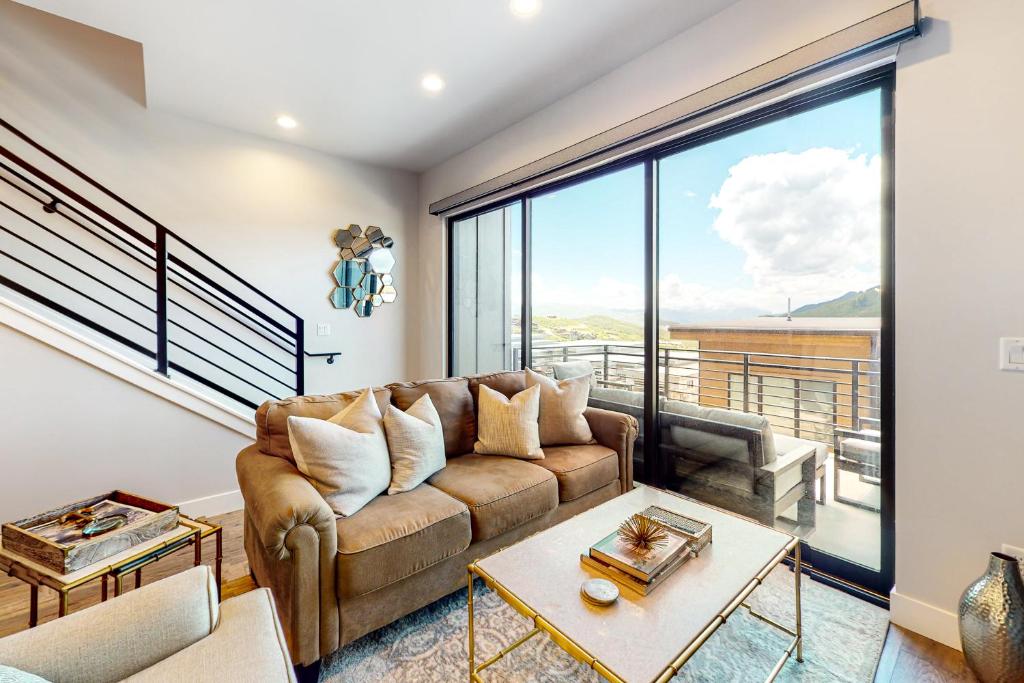 Hideout Hideaway, Midway