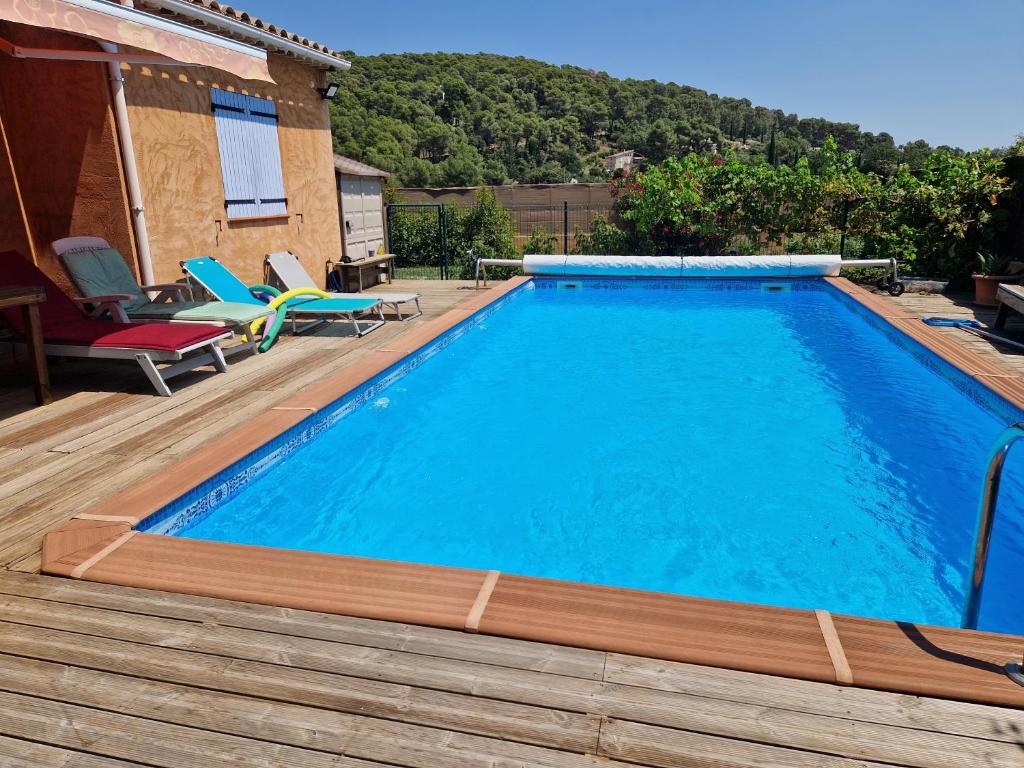 Chalet de 25 m2 avec jardin, piscine et spa uniquement accessible en juin sept - 3