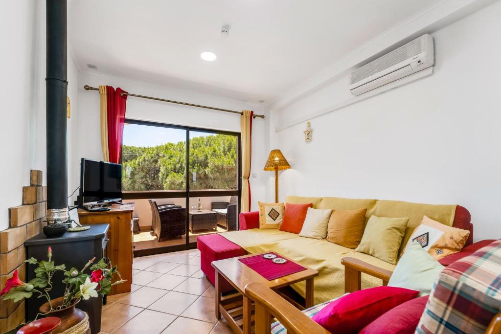 Pine Trees Penthouse, Olhos de Água