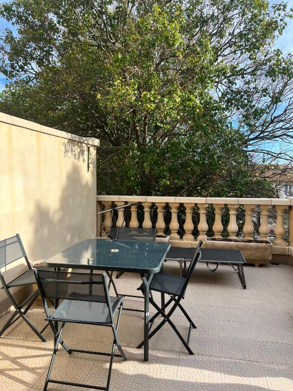 Coté Jardin est un spacieux et lumineux T3, entièrement rénové, à 2 pas de l'Hérault et à 10min du bord de mer Proche du centre historique et du fabuleux château Laurens, vous apprécierez le calme de sa belle terrasse et la vue superbe sur le jardin - 5