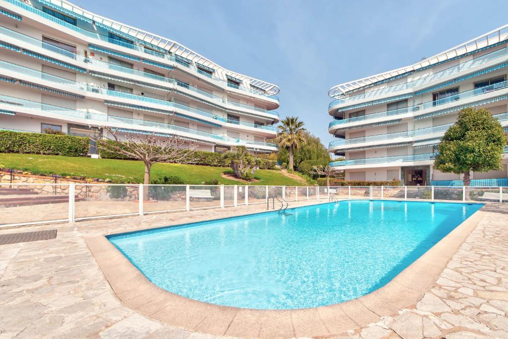 La pinede Apartement equiped with air conditioning and a pool! - 2