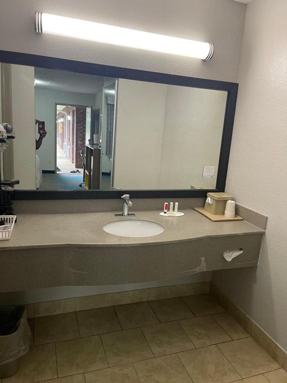 Days Inn by Wyndham Savannah photo