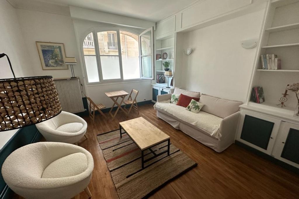 Beautiful bright studio - close to the Seine - 1