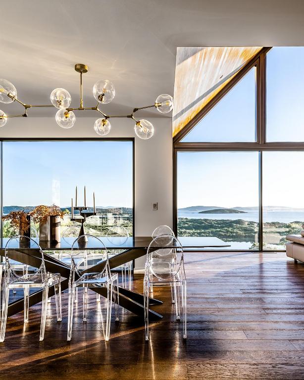 Latitude 35.5, Albany