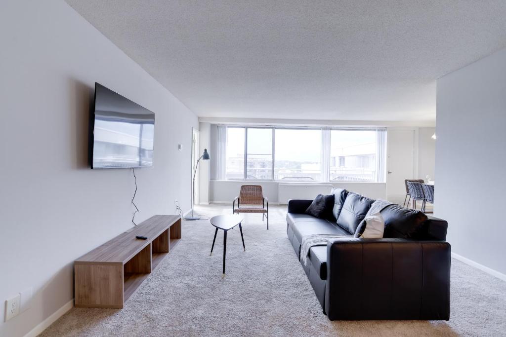 Fantastic 2 BR Apt + Den @Crystal City With Gym, Arlington