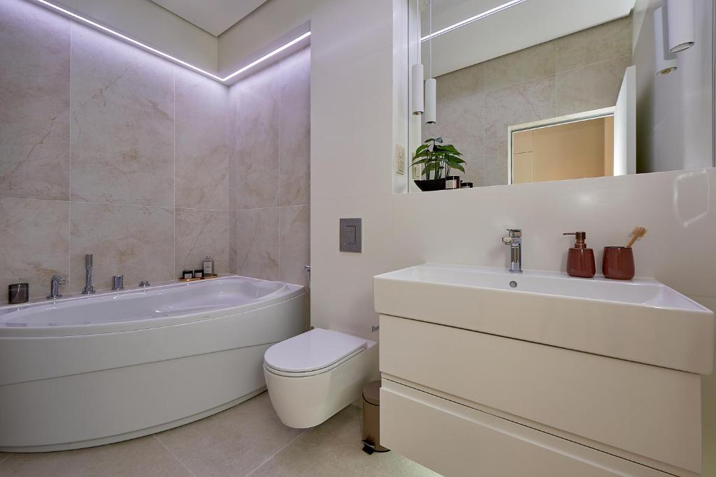 Belvedere Royal, Luxury Seaview & Pool Apartments - 3