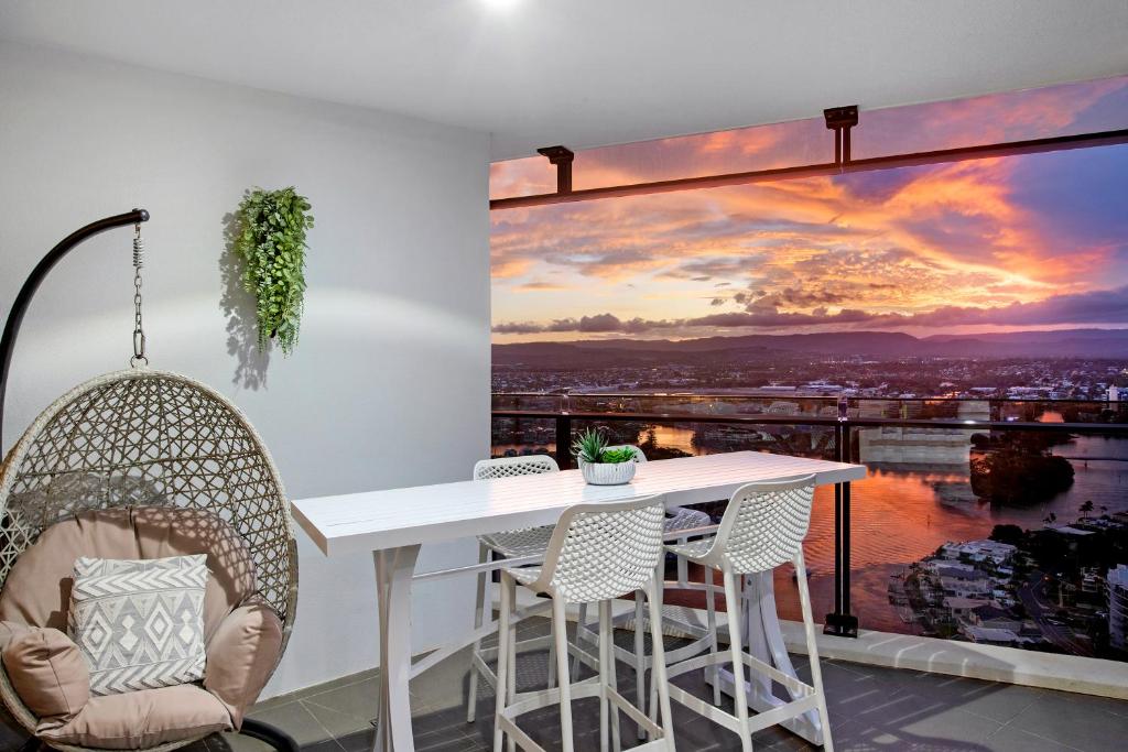 Circle on Cavill Surfers Paradise- 2 Bedroom Sky Home, Gold Coast