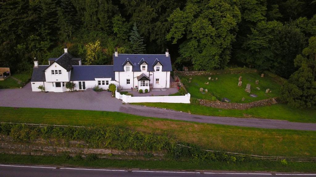 Craigneuk exterior with sea views - pet-friendly house near Oban