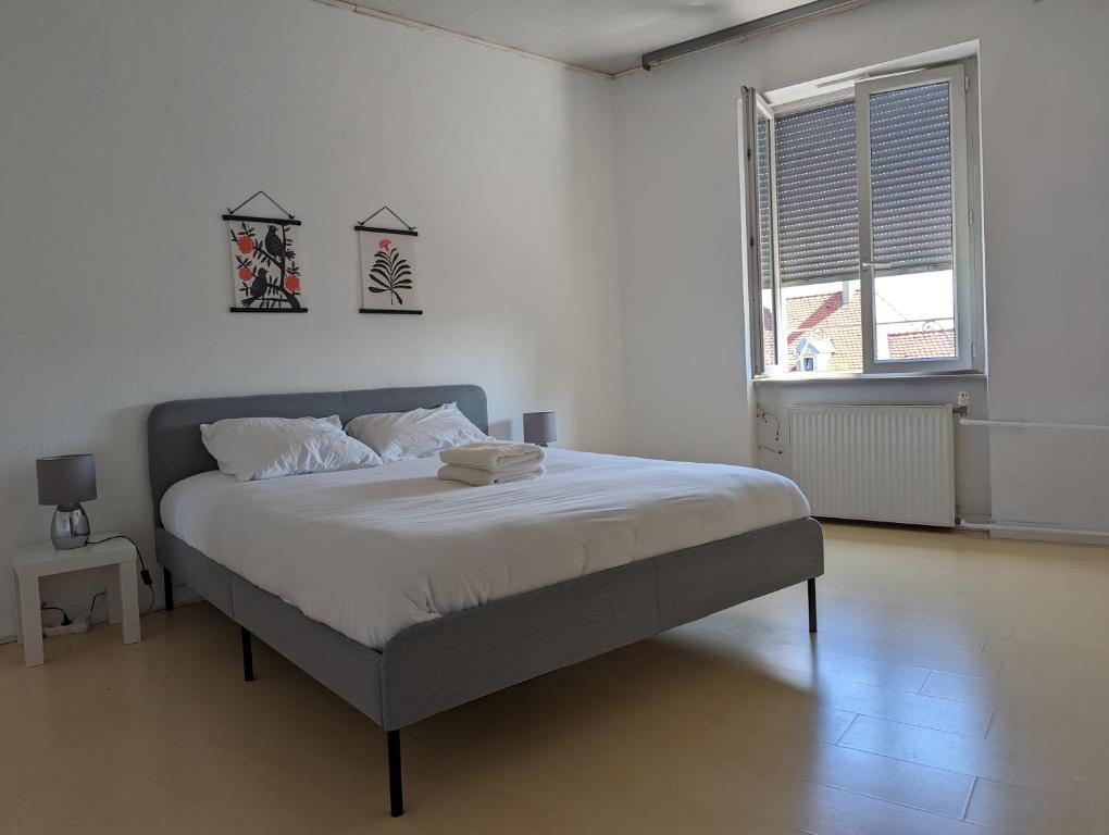 Le Thannois - appartement 2 chambres, salon, cuisine équipée, parking et wifi gratuit - 3