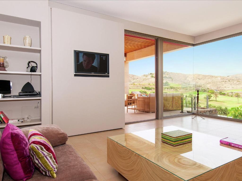 Belvilla by OYO Vibrant Villa with Swimming Pool