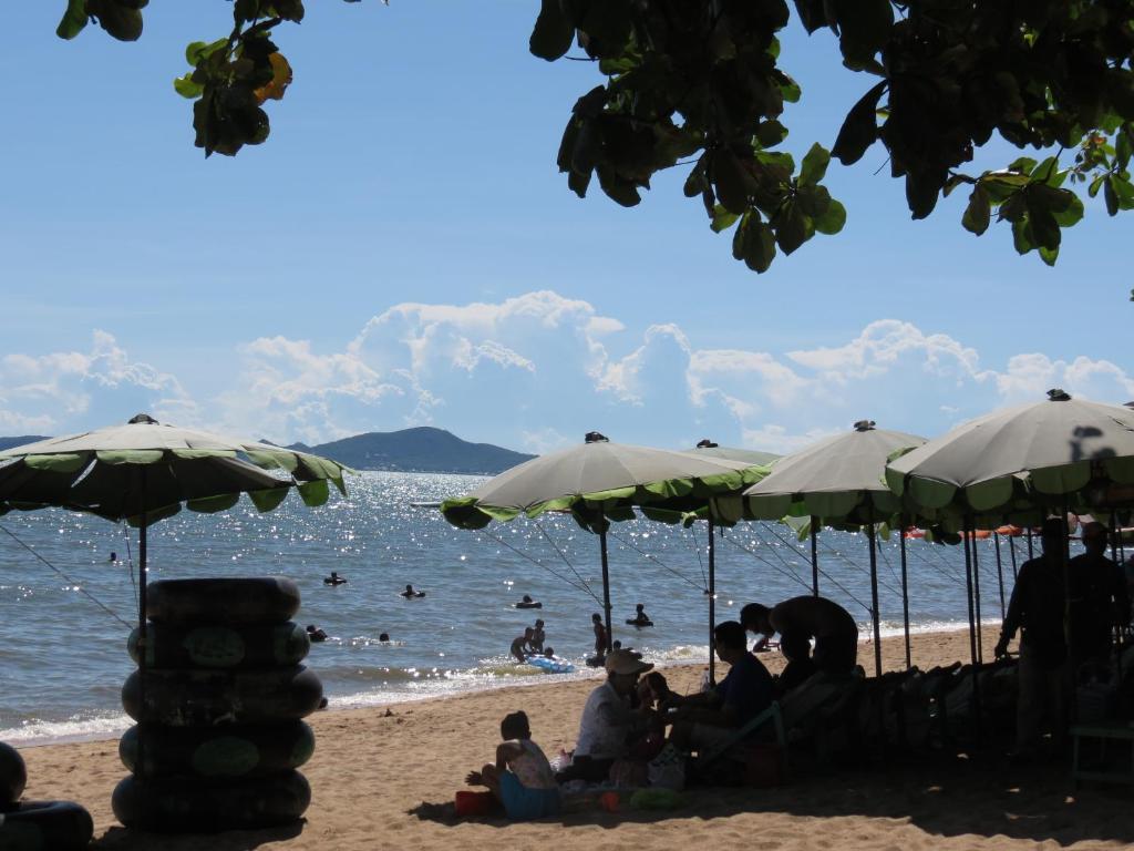 Jomtien Plaza Suite Apartments photo