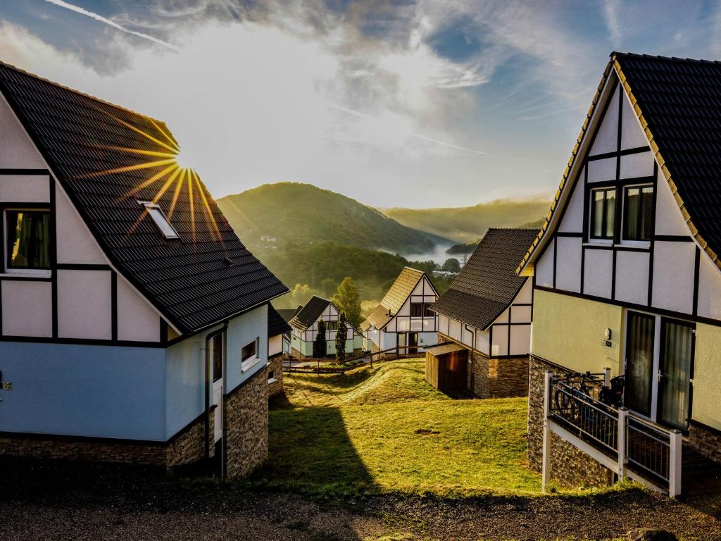 Detached villa with six bedrooms, close to a lake