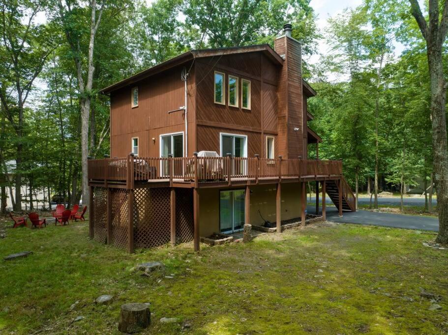 Cozy Chalet Game Rm and Fireplace, East Stroudsburg