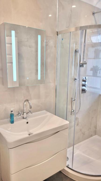 2 Bedroom Apartment in Regents Park photo