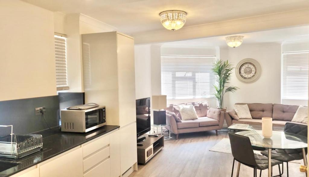 2 Bedroom Apartment in Regents Park — Hotel in London