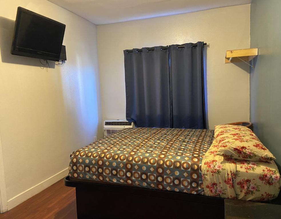 Unity Hotel - No Parking & Rooms Are Upstairs, Long Beach