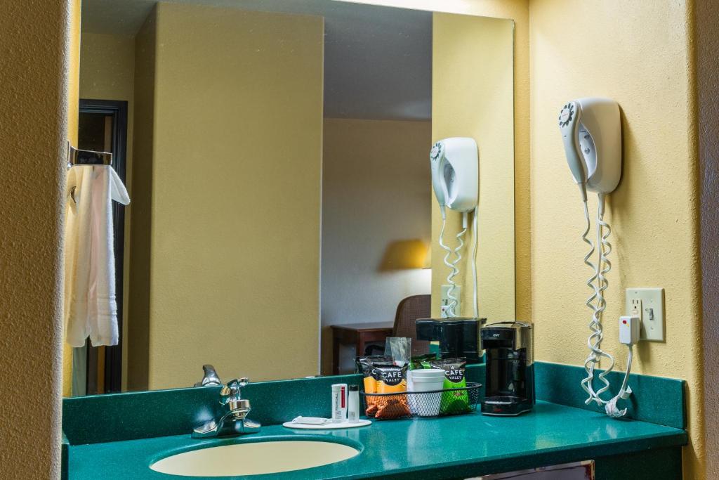 Pinedale Hotel & Suites photo