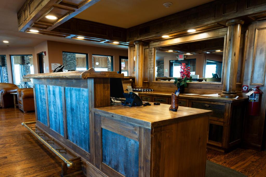 Pinedale Hotel & Suites photo