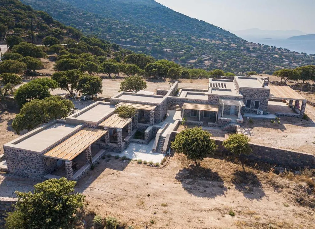 Pavlaina Complex of Traditional Residences in Nisyros. Enjoy the garden and the Sea View, מלון בEmporeiós