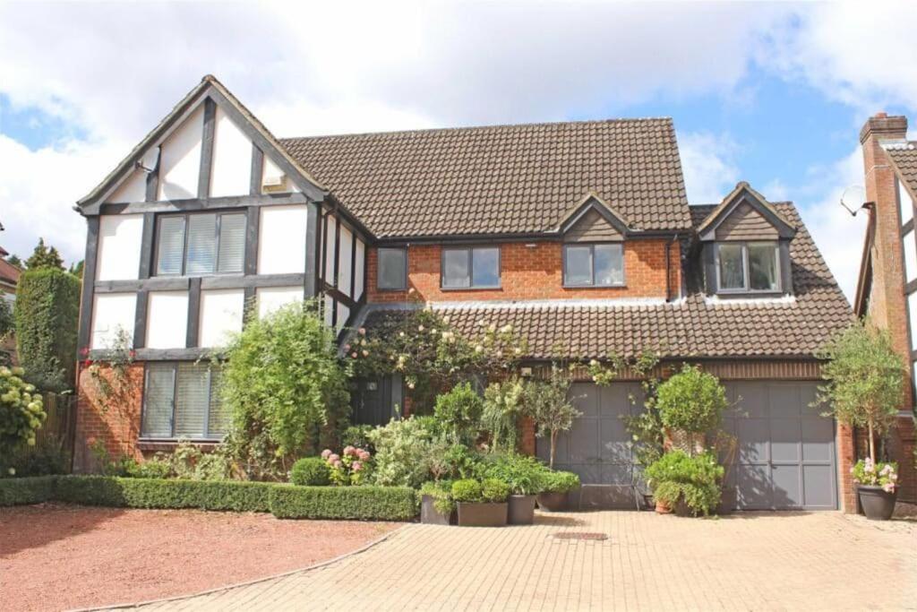 Large & Spacious 5 Bedroom, 3.5 Bathroom House, Southampton