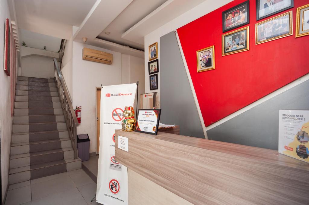 RedDoorz near Binus Anggrek 2 photo