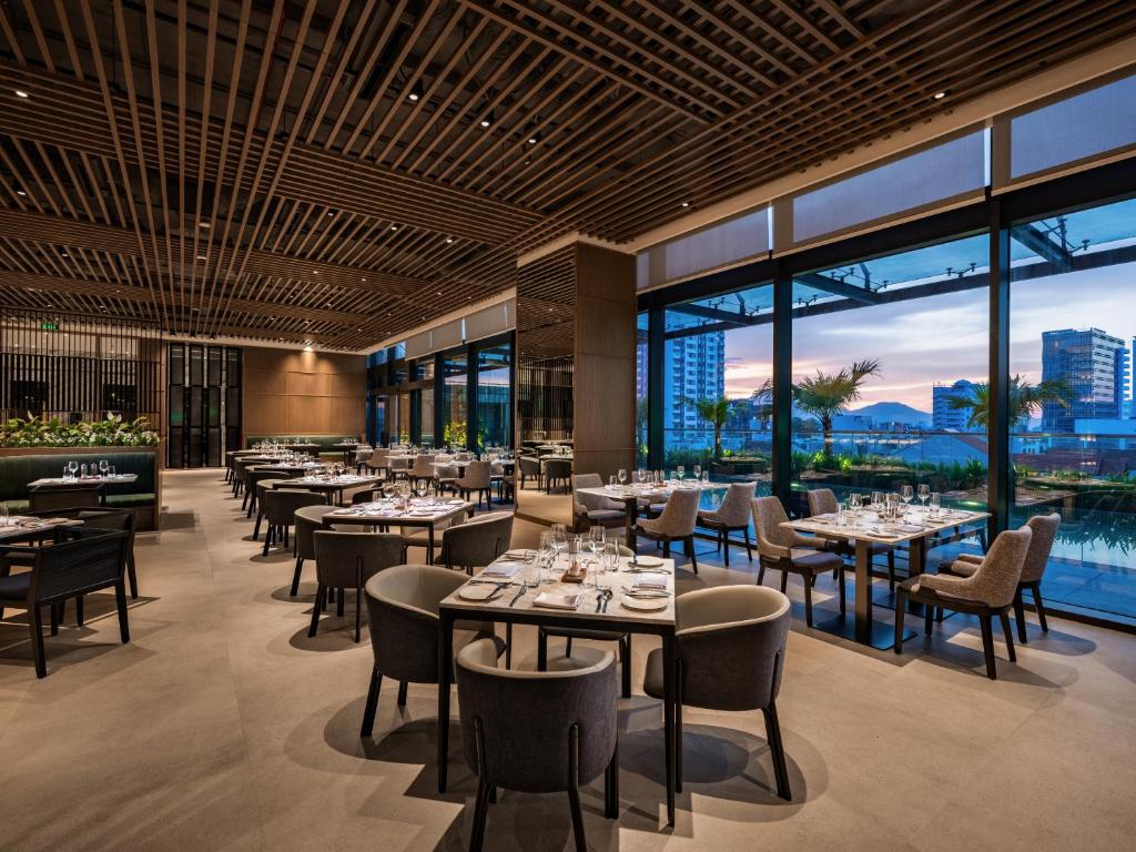 Restaurant, Crowne Plaza Danang City Centre By IHG in Da Nang