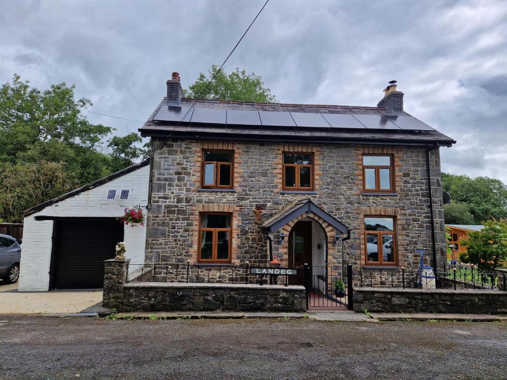 Cosy Riverside home, Llanwrda