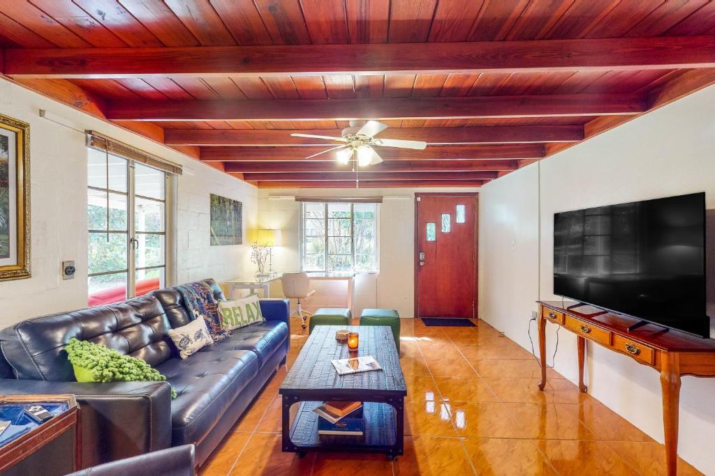 Calypso Cottage with Beach Access
