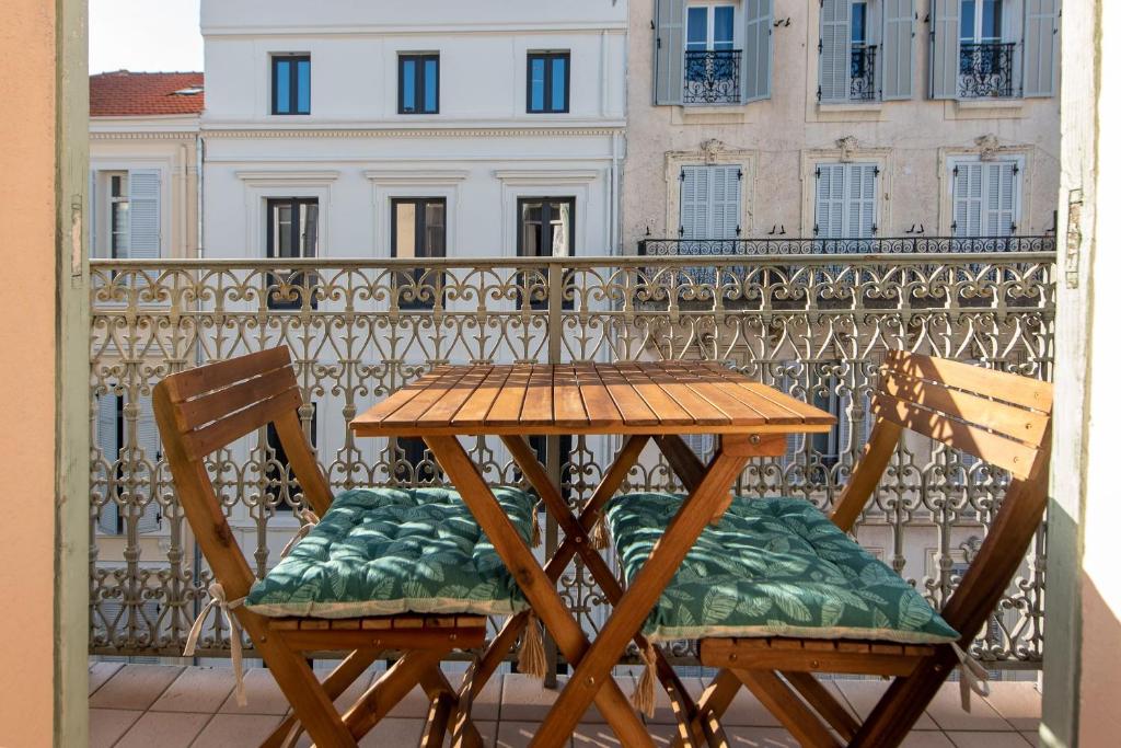LE CONSTANTIN avec balcon, emplacement privilégié pour 2 personnes dans le centre, Cannes
