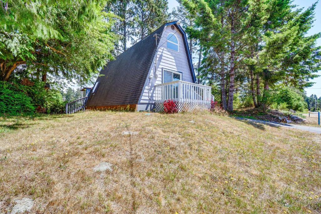 Charming Grayland Getaway Walk to the Beach!, Grayland