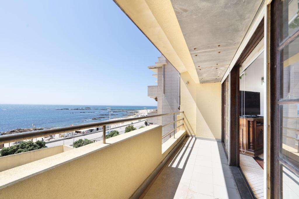 Host Wise - Spacious & Sunny Vintage Apartment at the Beach, Vila do Conde