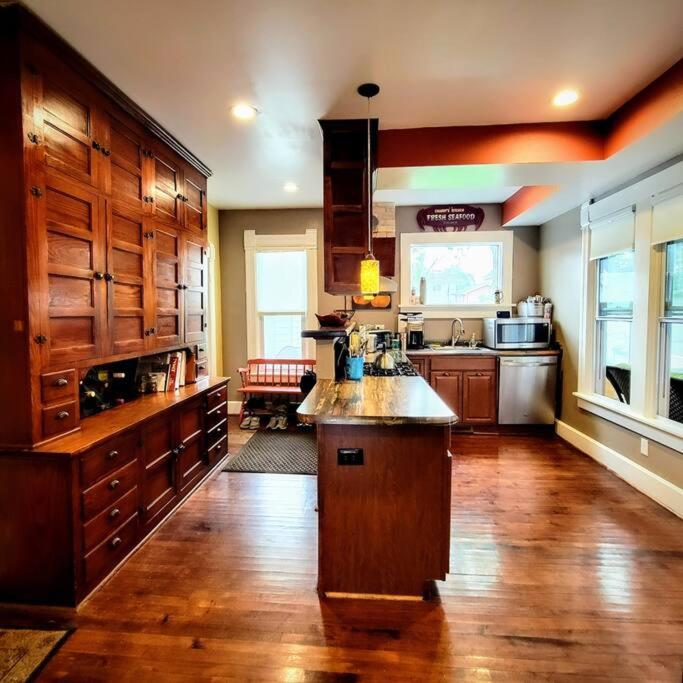 Charming Restored 1891 House, Fort Atkinson