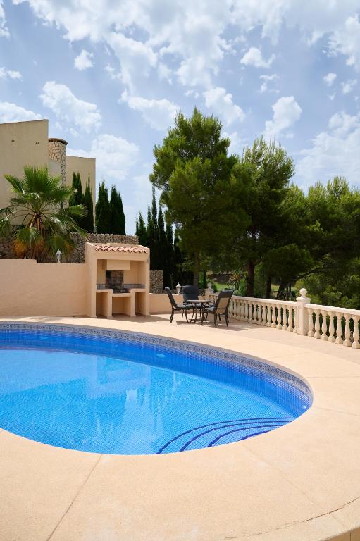 Villa with pool and hot tub on golf course - 5