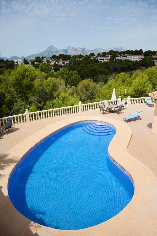 Villa with pool and hot tub on golf course - 4