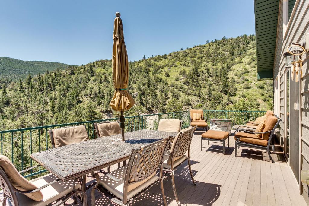 Mountain Retreat in Drake with Fireplace and Views!