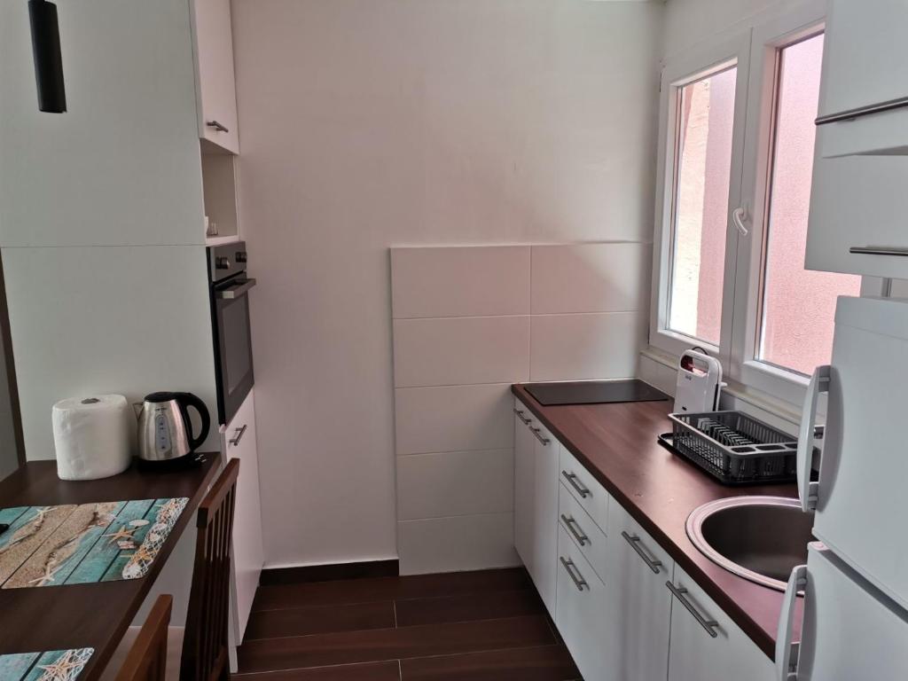 3 Min Walk to Beach Spacious 3BR Flat with Balcony Parking - 5