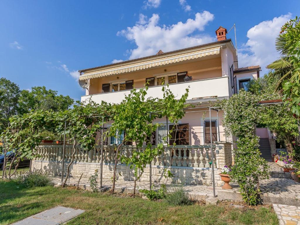 Apartment in Medulin near Beach & BBQ, Medulin