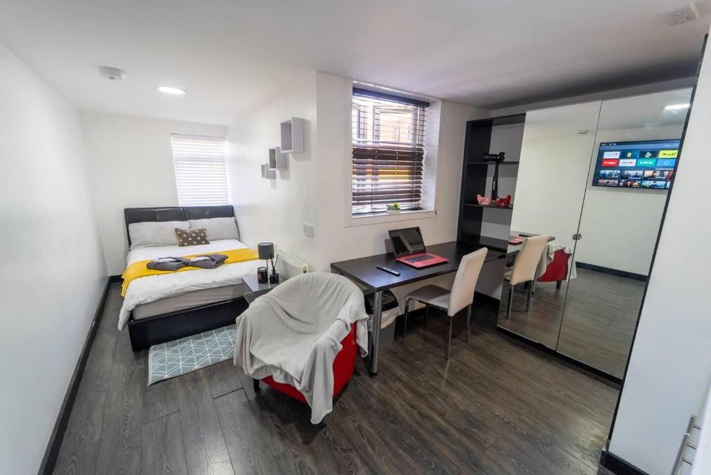 Cosy top floor studio available near the city!, Birmingham