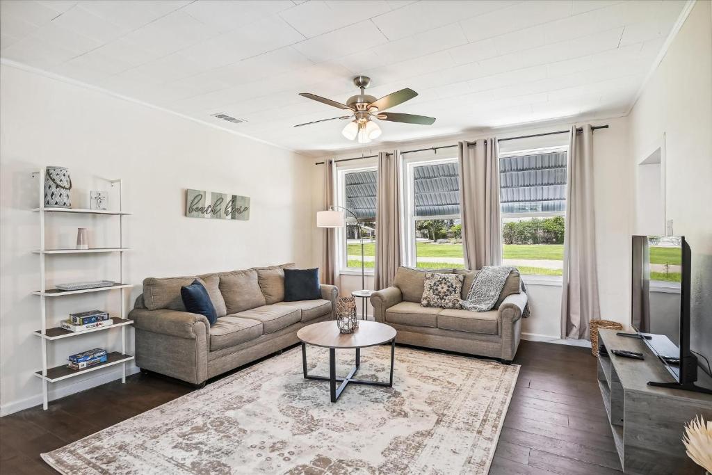 Cove Cottage - 3 Bedroom withPrivate Pool, Sleeps 6, Quiet Community, Close to Fishing Marinas, home
