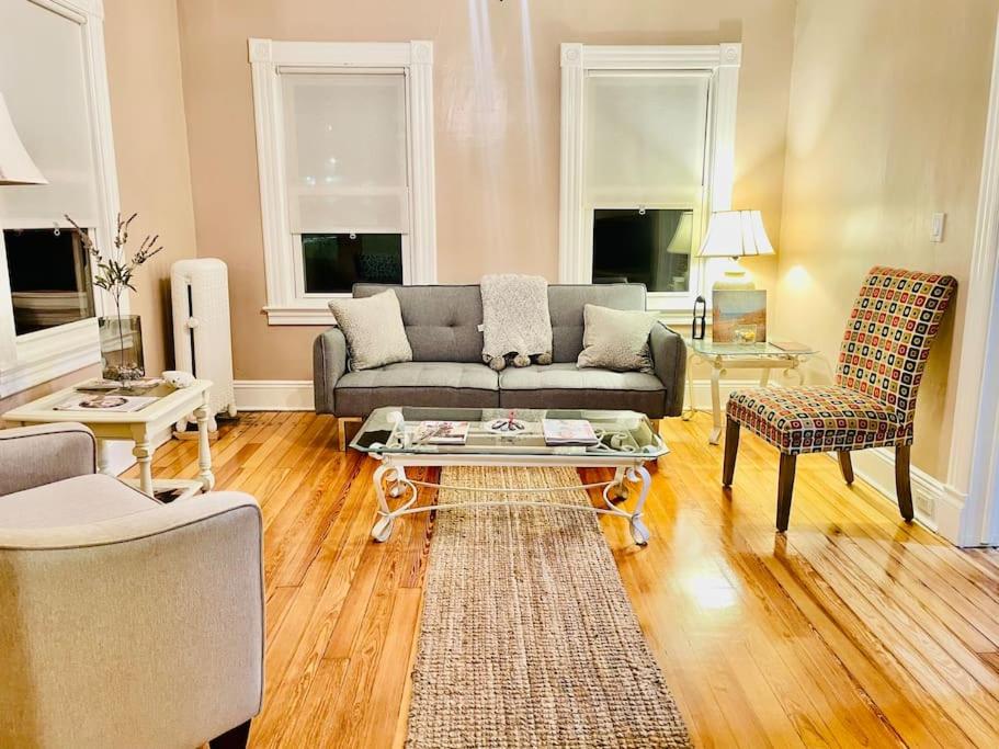 DELIGHTFUL 2BR apartment with balcony - 15 min from Mohegan Sun- Foxwoods Casinos & Mystic